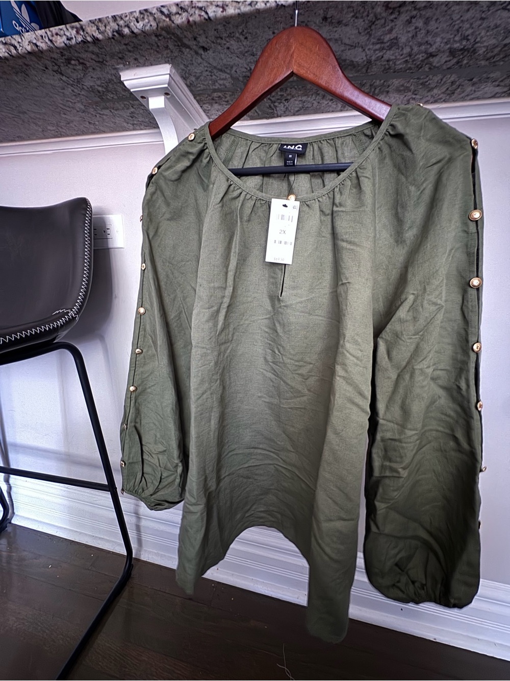Green linen-blend peasant blouse. 	New with Tags. Plus size 2X.